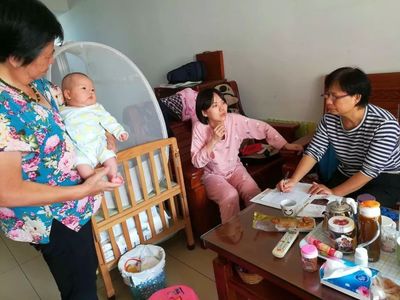 江门市怡康社区 走访新生儿家庭送关怀 贴心服务暖人心