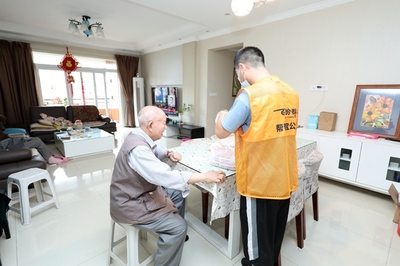 重庆 “家门口”养老从愿景走向现实，6198家服务设施织密幸福网